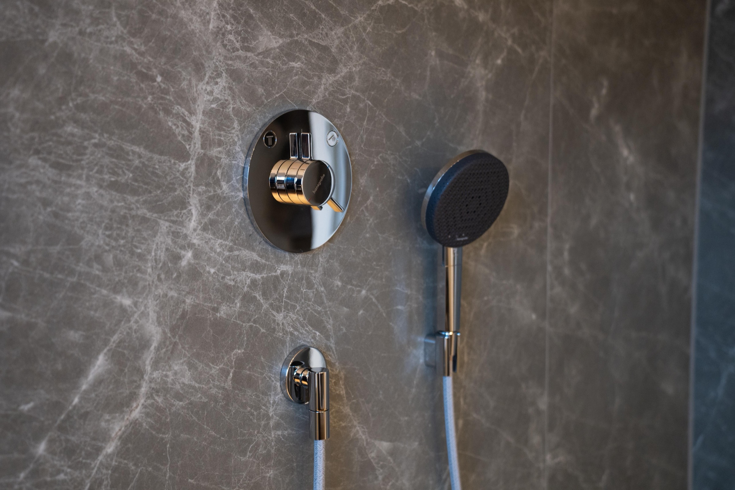 Modern sanierte Dusche mit hochwertigen Fliesen und sauberen Fugen